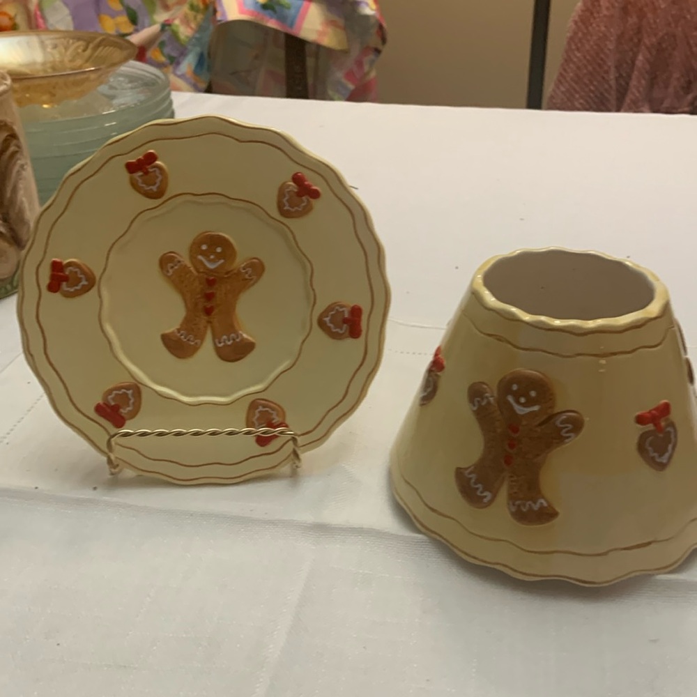 Yankee candle Gingerbread man candle shade topper and plate.